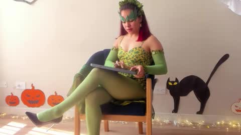 Snapshot of cheek_chic12 chatting on October 27, 2025, 6:45 pm Regina Phalange online show from October 27, 2025, 6:45 pm