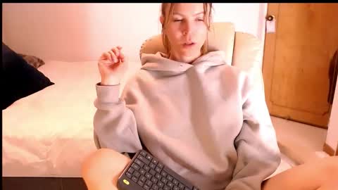 Snapshot of cherrycoloured chatting on November 20, 2025, 2:34 am Anna online show from November 20, 2025, 2:34 am