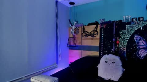 Chloeallennn  online show from May 18, 2026, 11:21 pm