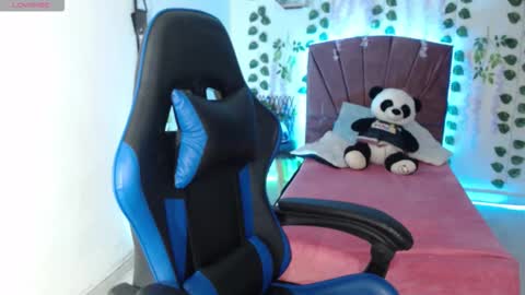 Snapshot of chloe_laurent03 chatting on October 21, 2025, 8:31 pm CHLOE online show from October 21, 2025, 8:31 pm