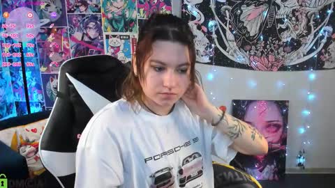 Snapshot of chloebloss0m chatting on December 18, 2025, 3:12 am Boni online show from December 18, 2025, 3:12 am