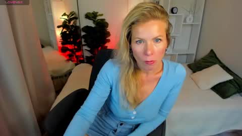 Snapshot of chloeblurr chatting on June 18, 2026, 6:56 pm Julia online show from June 18, 2026, 6:56 pm