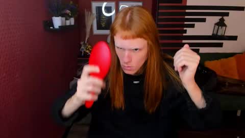 Chloe online show from December 15, 2025, 2:21 pm