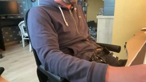 Snapshot of chris13abcd chatting on November 20, 2025, 2:28 pm chris13abcd online show from November 20, 2025, 2:28 pm