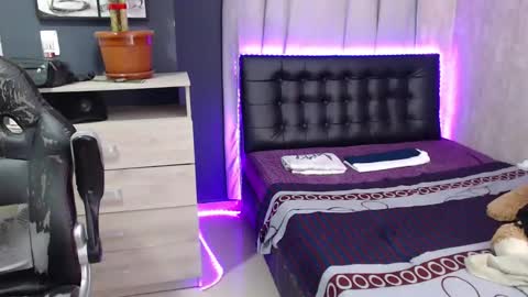 chris_huntter online show from March 7, 2025, 8:33 pm