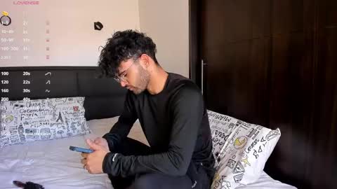 Im Chirs IM MODEL INDEPENDT online show from January 29, 2025, 8:04 pm