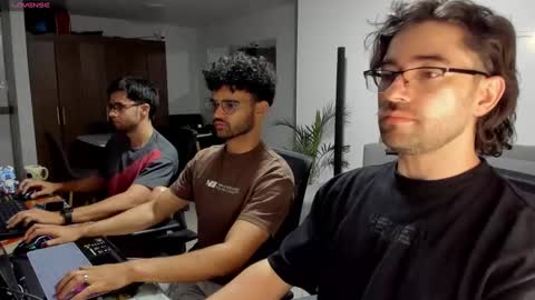 Im Chirs IM MODEL INDEPENDT online show from February 25, 2025, 1:09 am