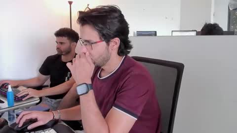 Im Chirs IM MODEL INDEPENDT online show from September 26, 2025, 5:06 pm