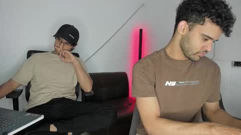 Im Chirs IM MODEL INDEPENDT online show from October 9, 2025, 1:36 am