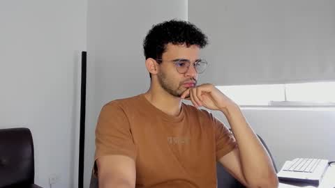 Im Chirs IM MODEL INDEPENDT online show from October 21, 2025, 2:40 pm