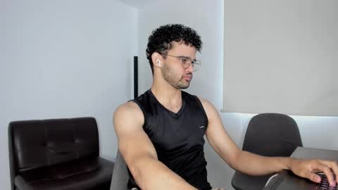 Im Chirs IM MODEL INDEPENDT online show from October 24, 2025, 3:52 pm