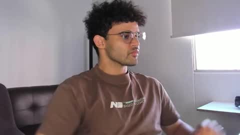 Im Chirs IM MODEL INDEPENDT online show from November 5, 2025, 8:09 pm