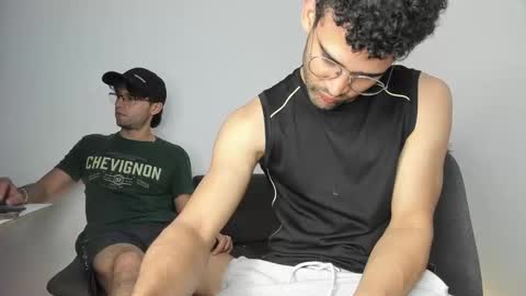 Im Chirs IM MODEL INDEPENDT online show from November 7, 2025, 3:39 am