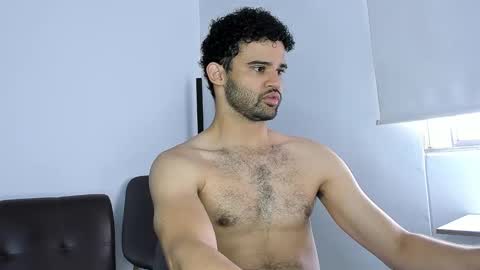 Im Chirs IM MODEL INDEPENDT online show from November 11, 2025, 3:12 pm