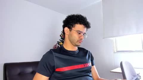 Im Chirs IM MODEL INDEPENDT online show from November 27, 2025, 3:25 pm