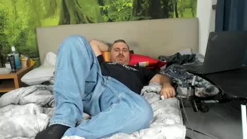 chubbydaddybear82 online show from November 9, 2025, 5:28 am