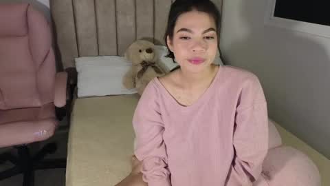 Mia online show from May 14, 2026, 5:14 am