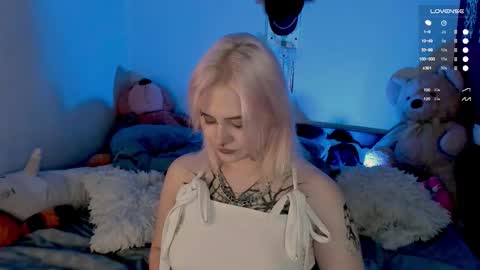 Snapshot of cigaretteduringsex chatting on October 13, 2025, 1:33 pm Helen and Teya online show from October 13, 2025, 1:33 pm