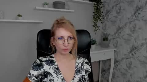 Snapshot of cinderellamoon chatting on February 18, 2026, 6:42 am Cinderella online show from February 18, 2026, 6:42 am