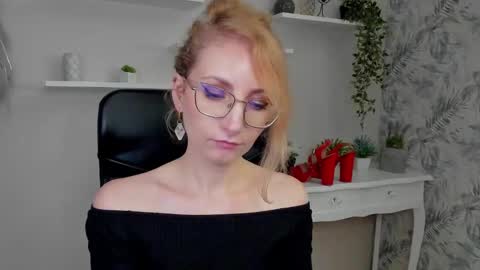 Snapshot of cinderellamoon chatting on February 27, 2026, 6:35 am Cinderella online show from February 27, 2026, 6:35 am