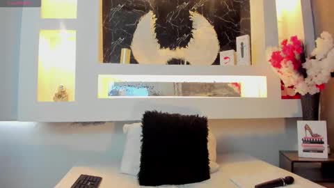 Cinthya  online show from October 15, 2025, 12:05 pm