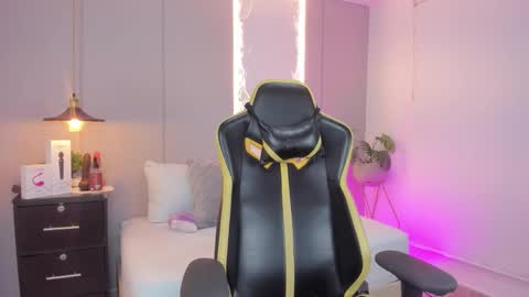 Snapshot of clara_lu chatting on February 7, 2026, 2:48 am C L A R A online show from February 7, 2026, 2:48 am