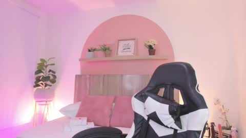 Snapshot of clara_lu chatting on February 19, 2026, 2:40 am C L A R A online show from February 19, 2026, 2:40 am