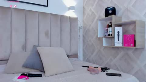 clhoe_johnson_ online show from November 20, 2025, 12:05 pm