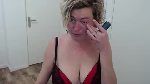 Syl  online show from November 13, 2025, 8:57 am