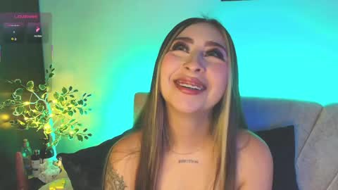 cloe_martinezz_ online show from April 23, 2026, 7:38 pm