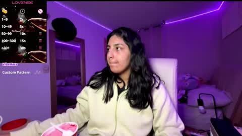 cloe small online show from November 8, 2025, 3:29 am