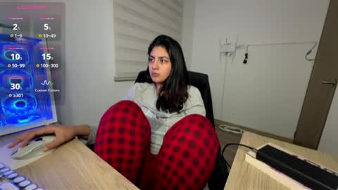 cloe small online show from April 28, 2026, 8:41 am