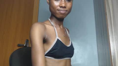 coco_petitqueen online show from January 7, 2025, 7:49 pm