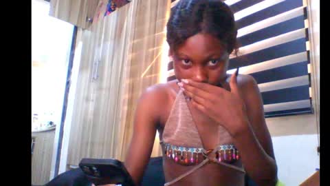 coco_petitqueen online show from January 19, 2025, 2:06 pm