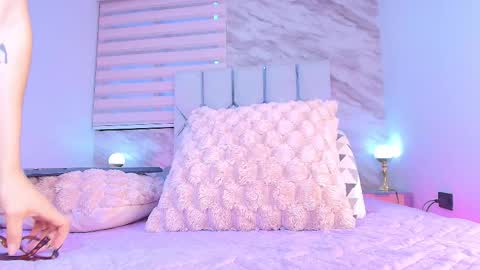 Snapshot of colett_hall chatting on December 15, 2025, 11:58 am colett online show from December 15, 2025, 11:58 am