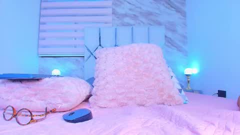 Snapshot of colett_hall chatting on December 17, 2025, 12:11 pm colett online show from December 17, 2025, 12:11 pm