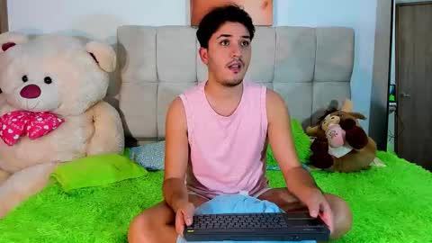 Snapshot of collage_hot25 chatting on December 22, 2025, 3:47 am javier online show from December 22, 2025, 3:47 am