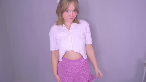 Snapshot of comecloserr chatting on November 5, 2025, 1:44 pm Sophi online show from November 5, 2025, 1:44 pm