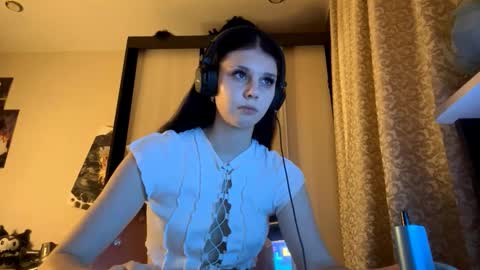 Isabella online show from November 18, 2025, 6:12 pm