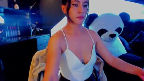 Snapshot of coral_gibson chatting on February 7, 2025, 12:17 pm Coral online show from February 7, 2025, 12:17 pm