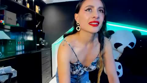 Snapshot of coral_gibson chatting on March 7, 2025, 7:05 pm Coral online show from March 7, 2025, 7:05 pm