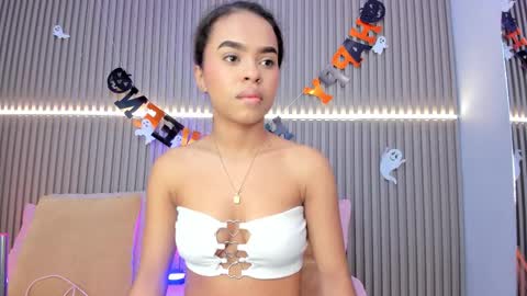 coralineross_ online show from October 14, 2025, 10:38 am