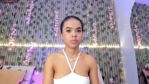 coralineross_ online show from October 28, 2025, 10:52 am