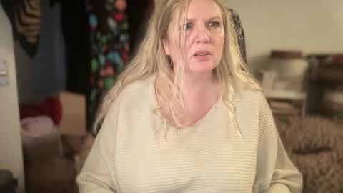 Snapshot of cougarmollie chatting on December 18, 2025, 1:06 pm Mollie online show from December 18, 2025, 1:06 pm