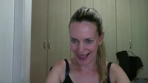 Snapshot of crazyanny chatting on January 14, 2025, 12:11 am Anny online show from January 14, 2025, 12:11 am