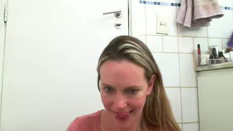 Snapshot of crazyanny chatting on January 23, 2025, 6:35 pm Anny online show from January 23, 2025, 6:35 pm