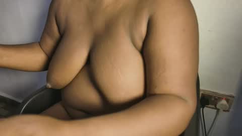 Snapshot of creamyposh1 chatting on December 23, 2025, 3:37 am creamyposh1 online show from December 23, 2025, 3:37 am