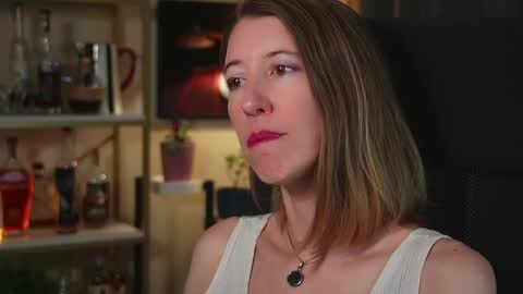 Snapshot of creme_dela_creme chatting on October 3, 2025, 5:54 pm Quinn de la Creme online show from October 3, 2025, 5:54 pm