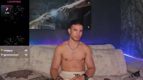 Snapshot of crhistian1_ chatting on December 17, 2024, 10:54 pm CRHISTIAN online show from December 17, 2024, 10:54 pm