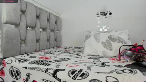 criistal_0 online show from April 17, 2026, 1:08 am